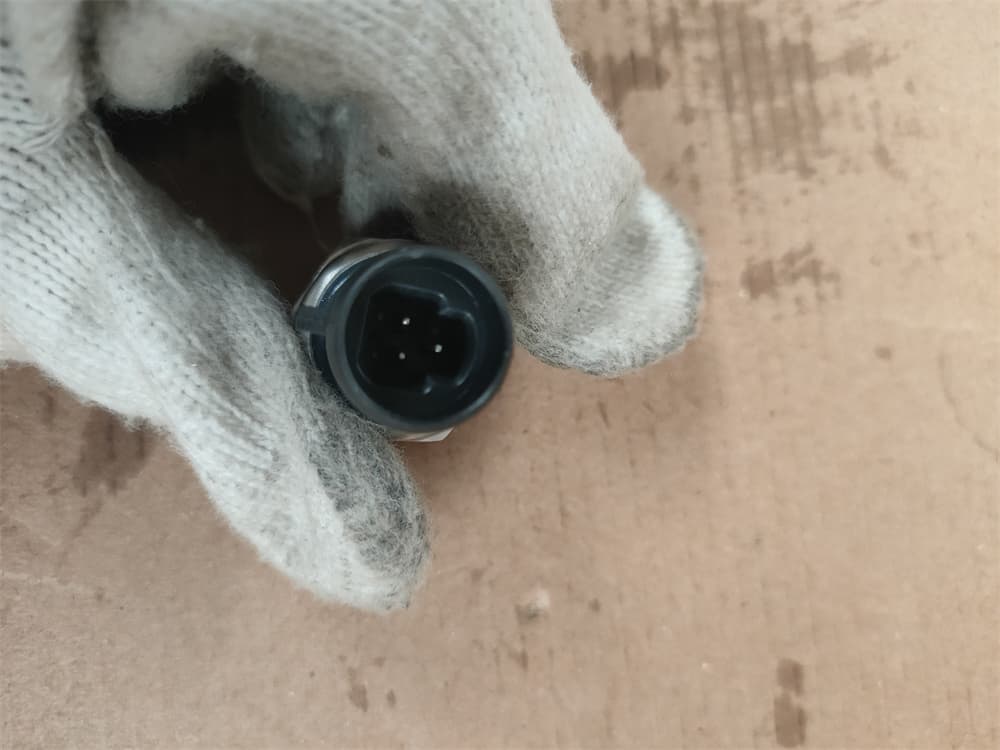 Electronic oil pressure sensor