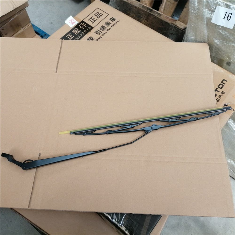 Wiper blade assembly for left wiper arm