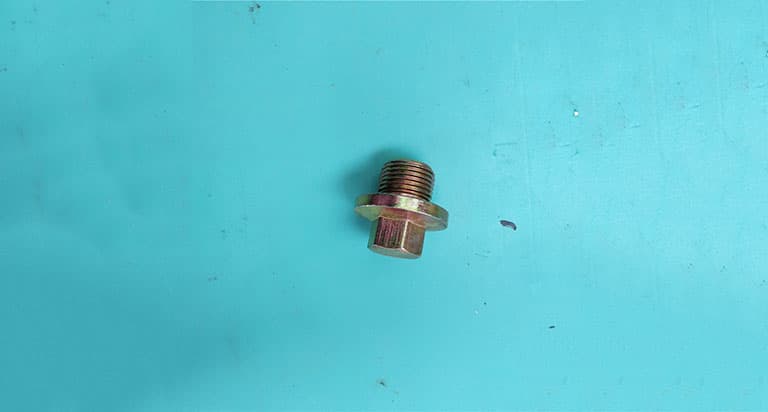 Engine oil pan oil drain plug