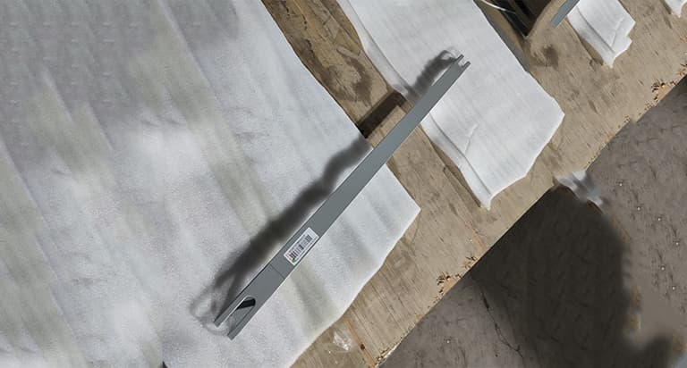 Air reservoir strap assembly