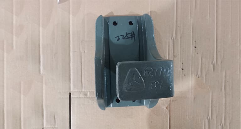 Rear leaf spring bracket