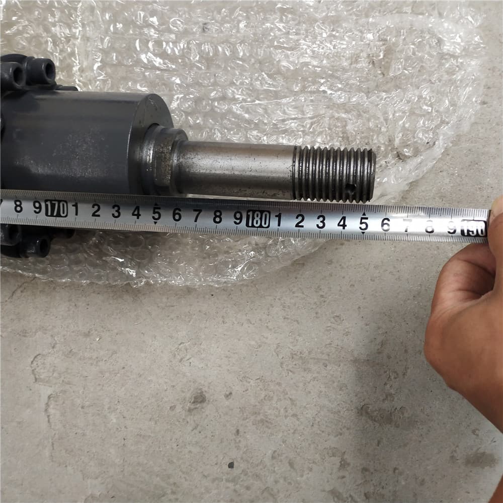Blade removal hydraulic cylinder