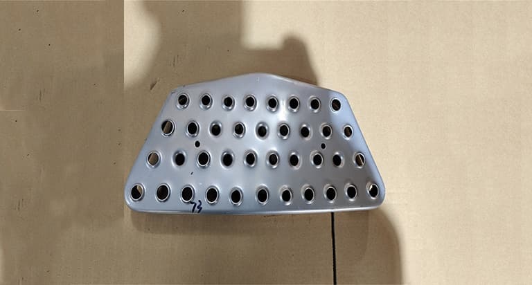 fender anti-skid plate (right)