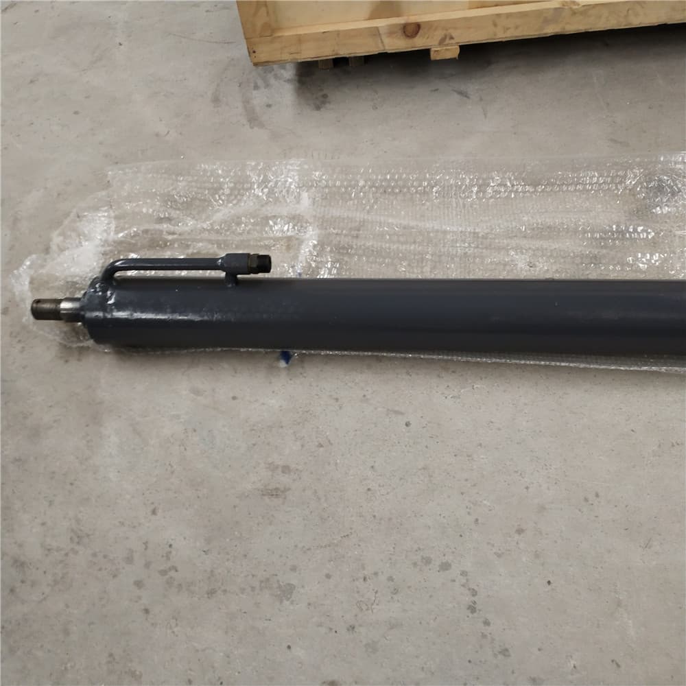 Blade removal hydraulic cylinder