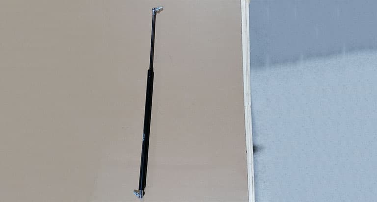 Gas spring support bolt