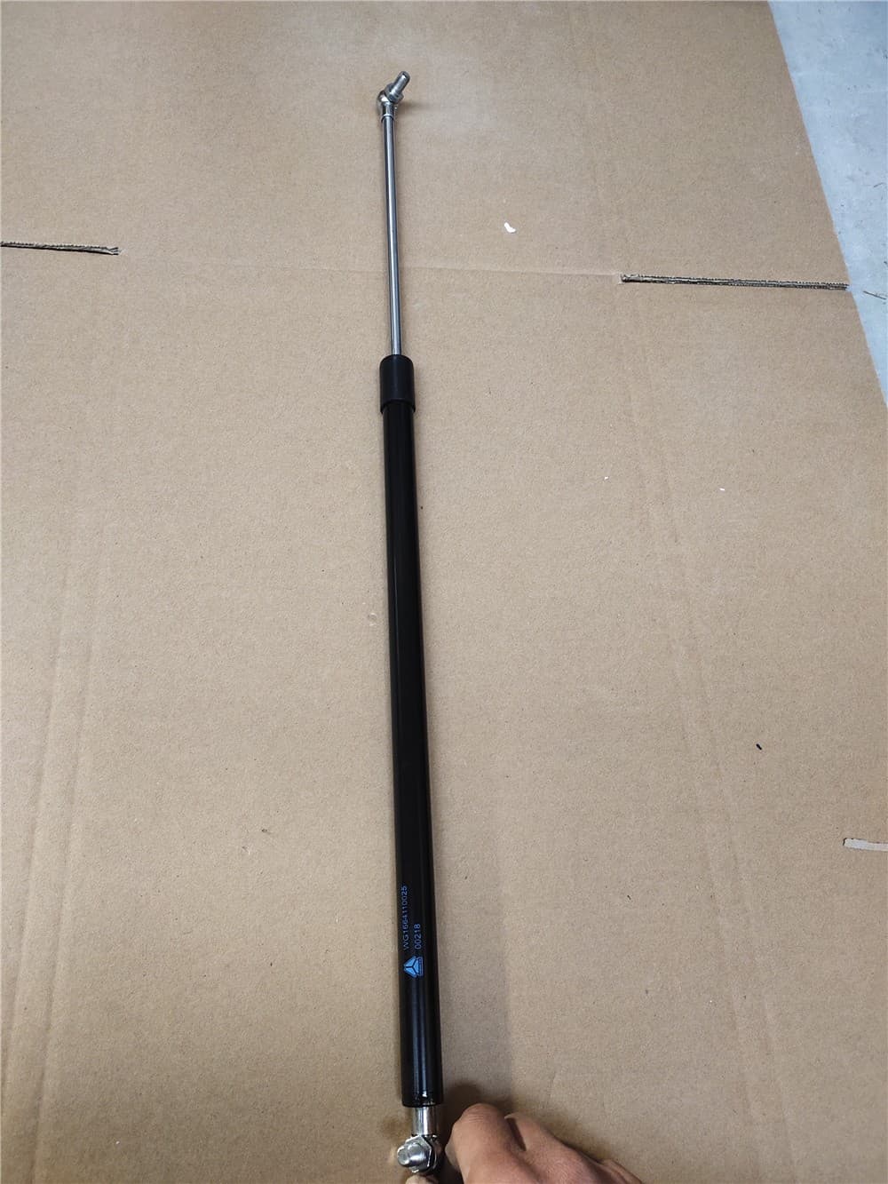 Gas spring support bolt