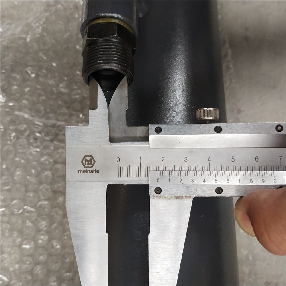 Blade removal hydraulic cylinder