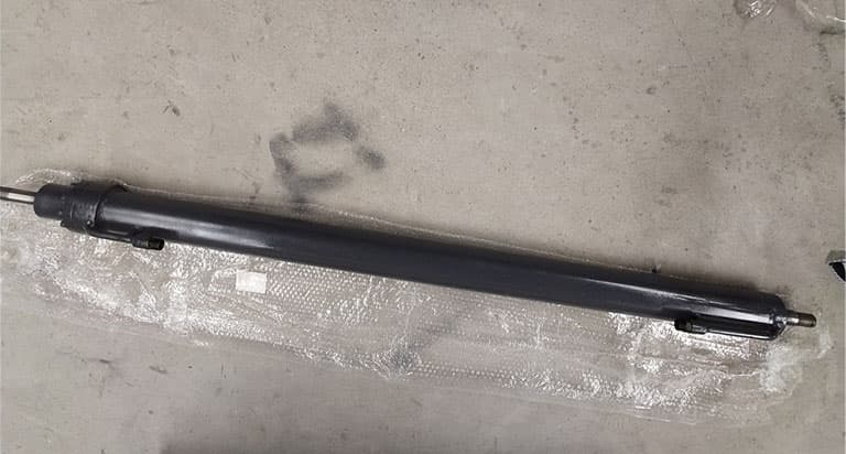 Blade removal hydraulic cylinder