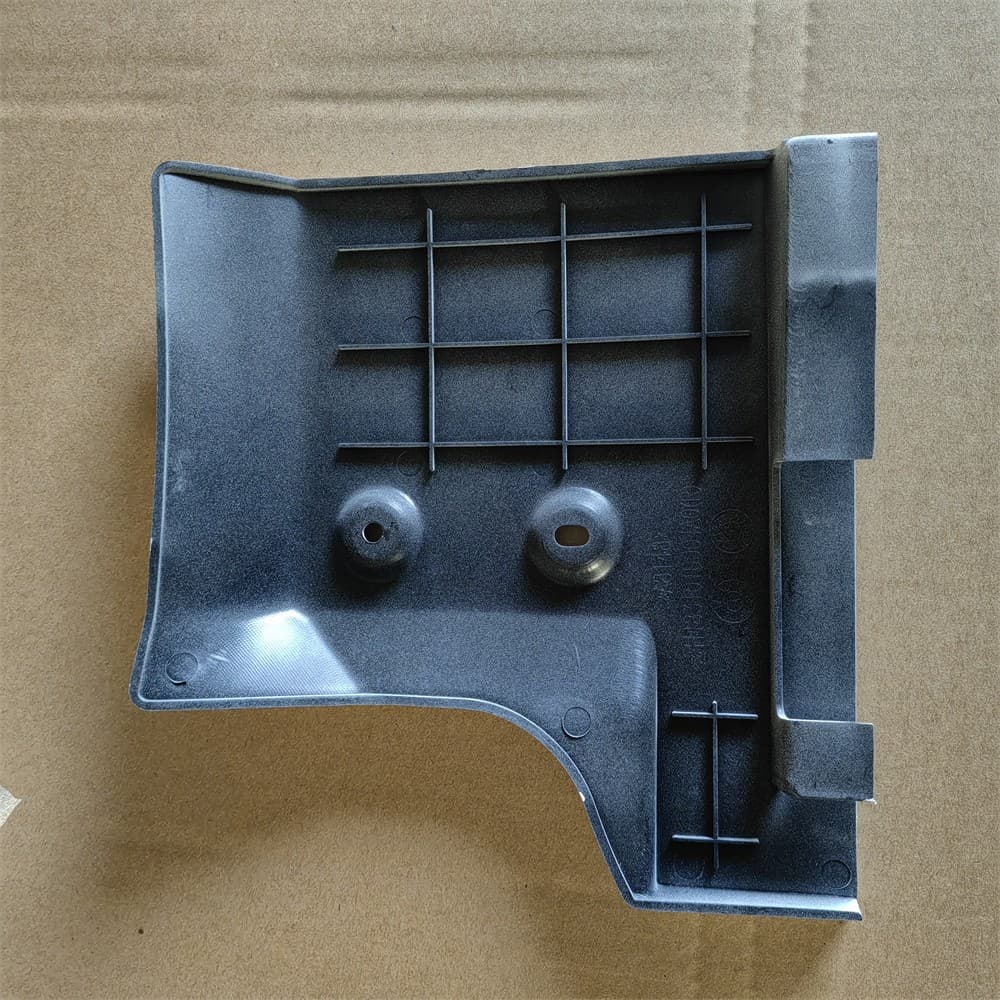 Bumper rear trim right