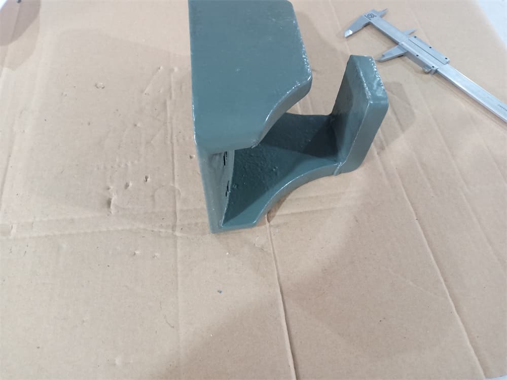 Rear leaf spring bracket