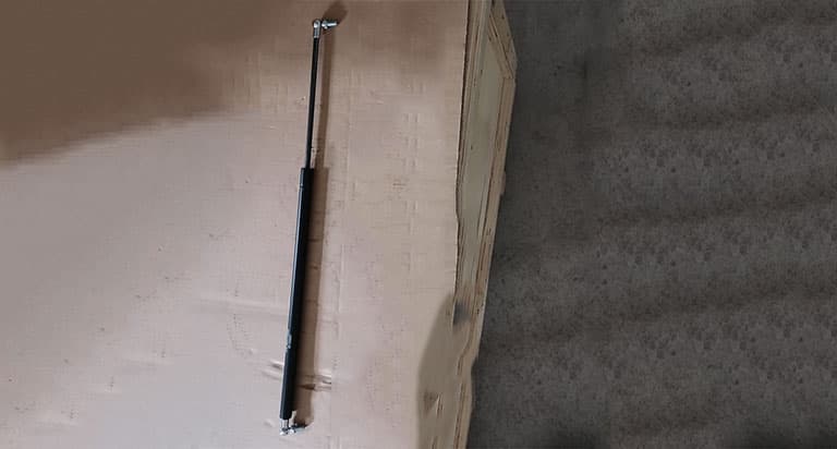 Gas spring support bolt
