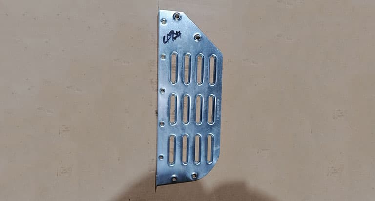 Right anti-skid plate