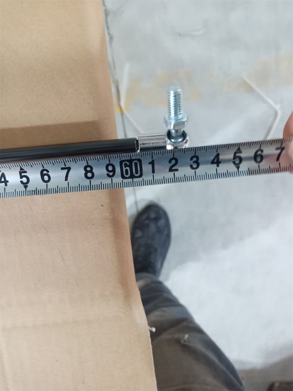 Gas spring support bolt