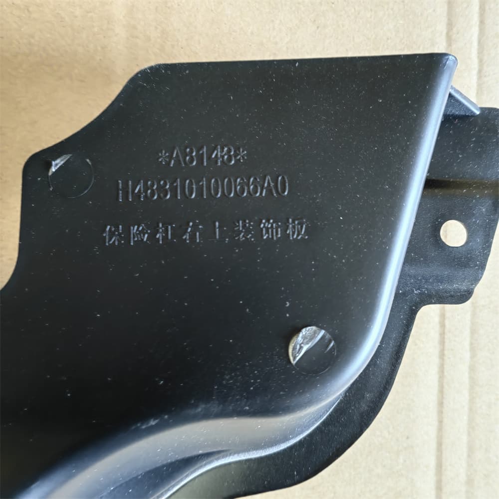 Bumper upper right decorative panel