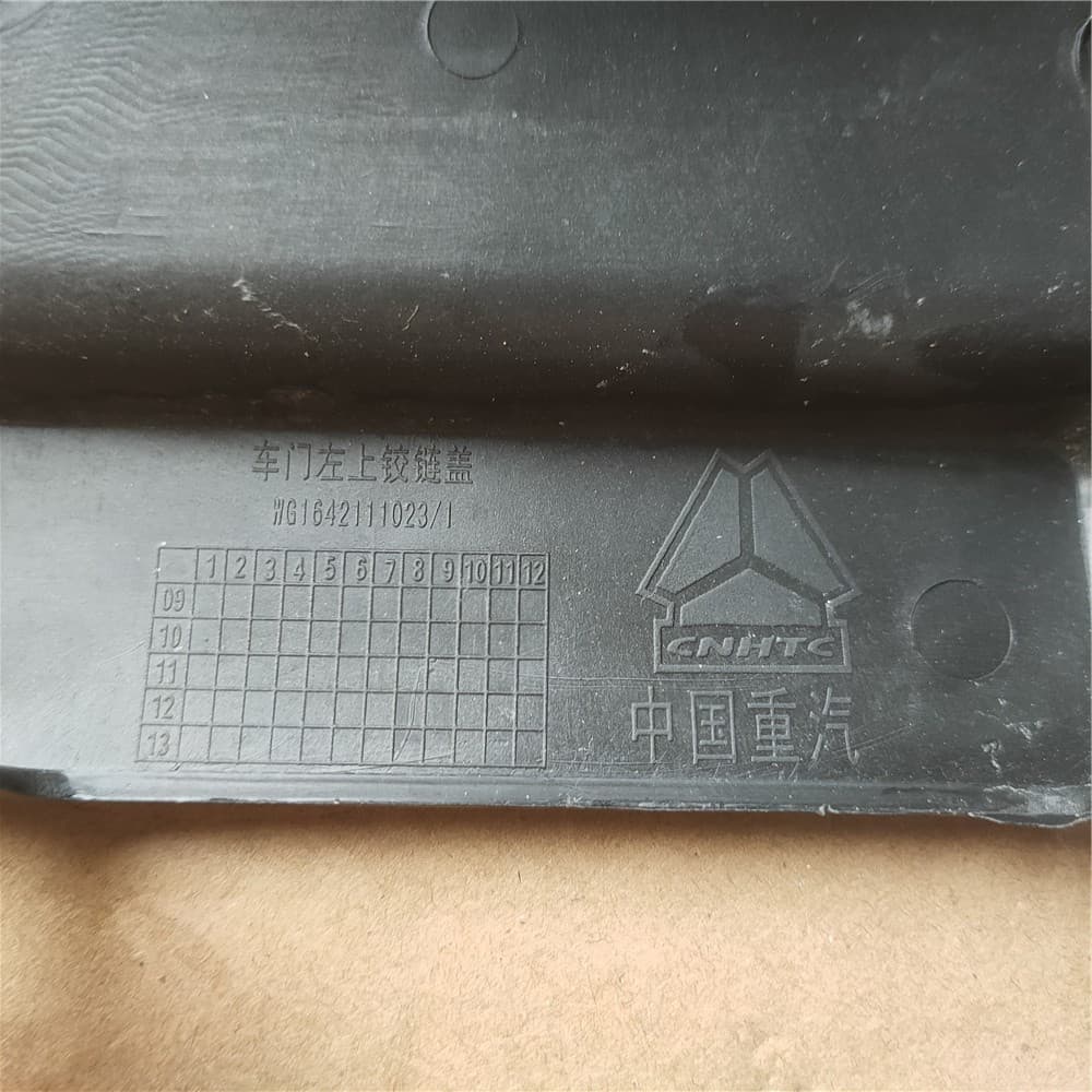 Door left upper hinge cover