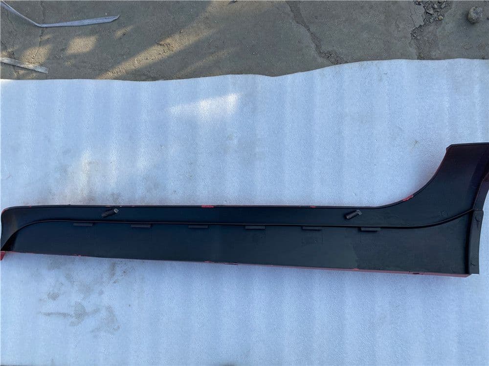 Left a Pillar Trim Pane