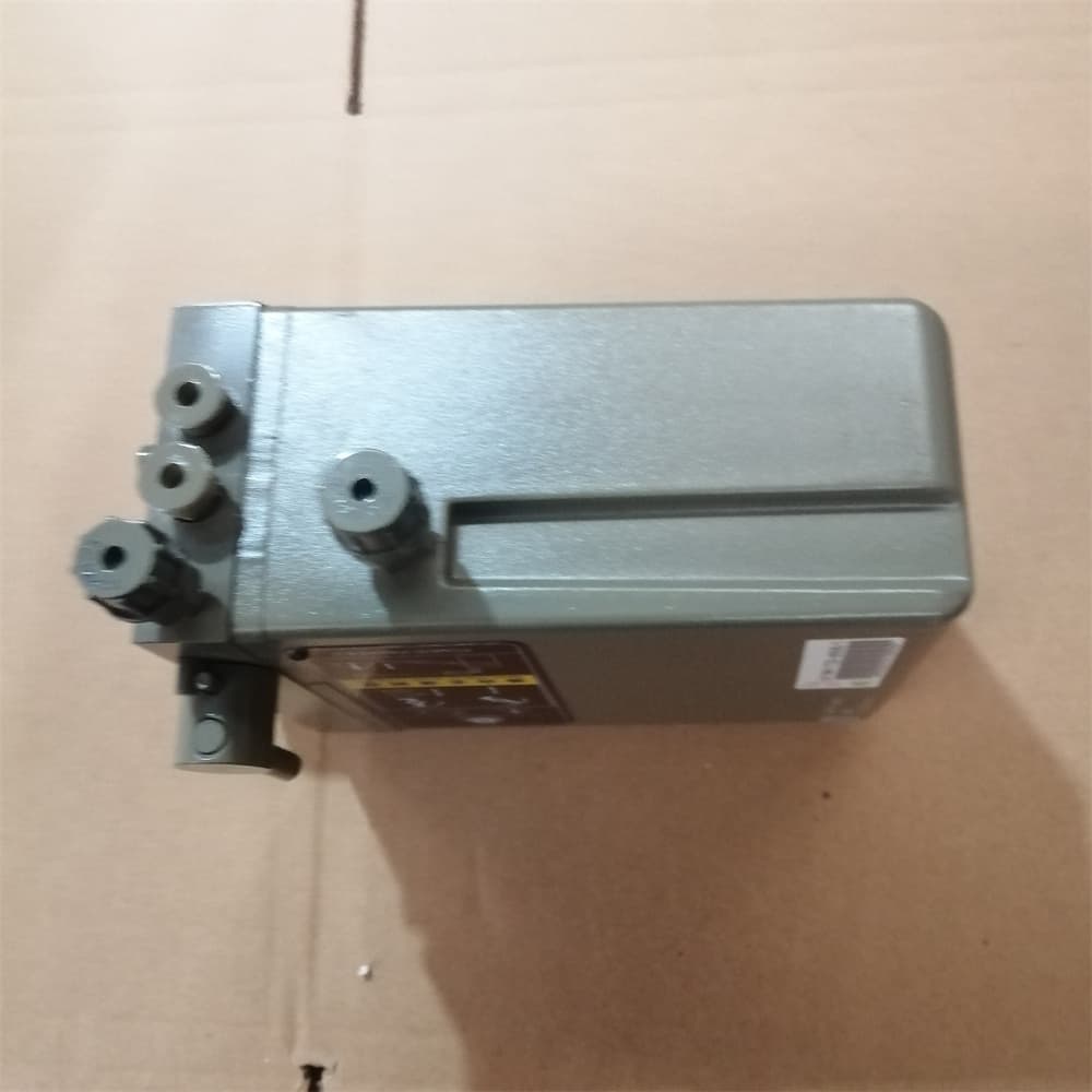 Quick Plug Electric oil pump right