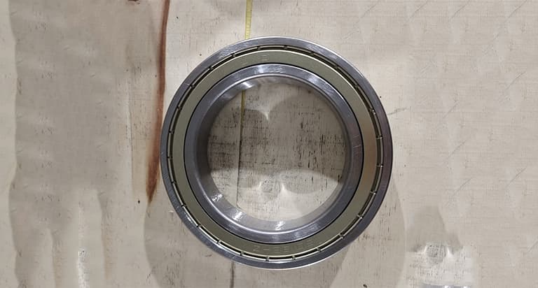 Deep groove ball bearing with dust cover