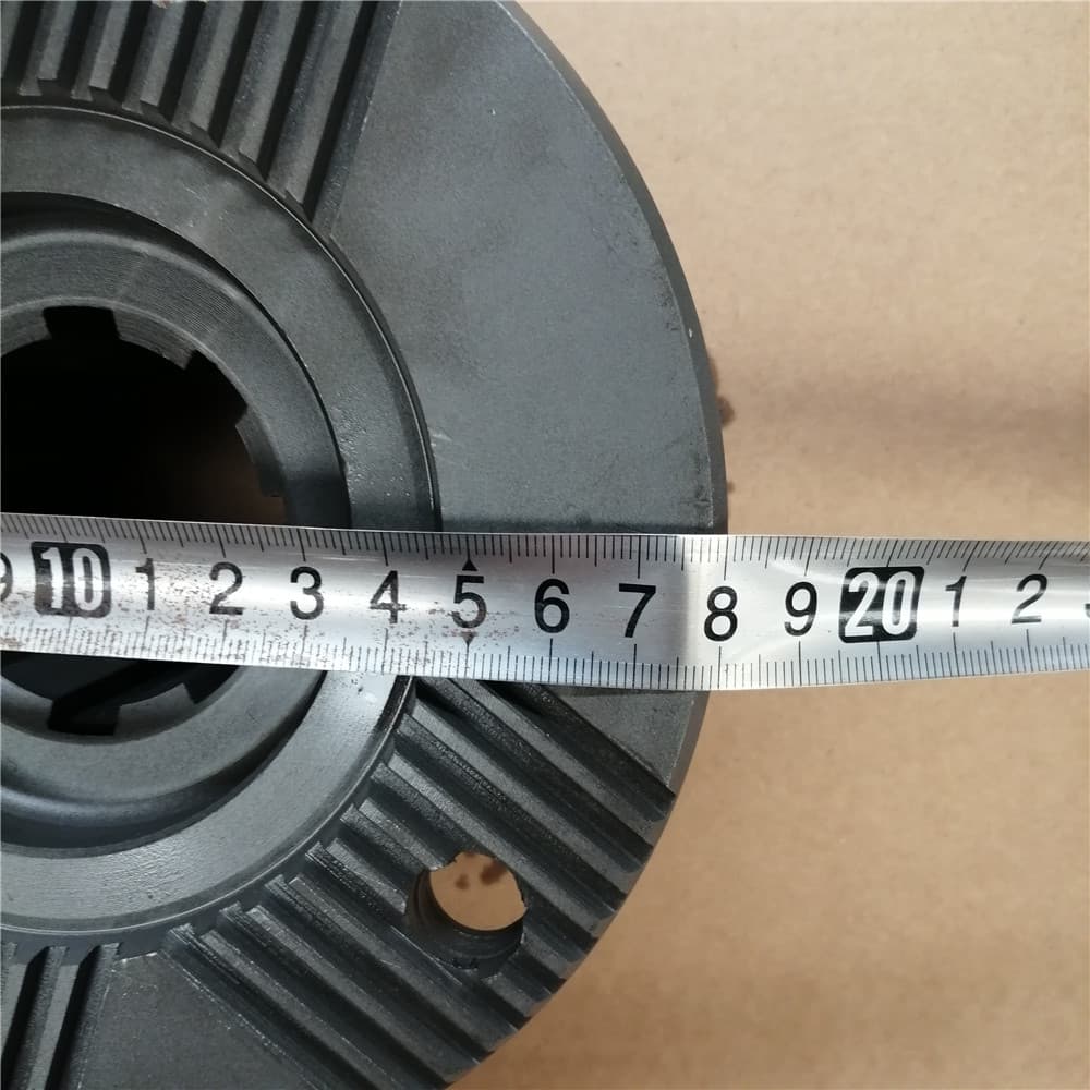 SINOTRUK Фланец D=180 4 отверстия крупный (8) шлиц H=90 AZ9231320014-8