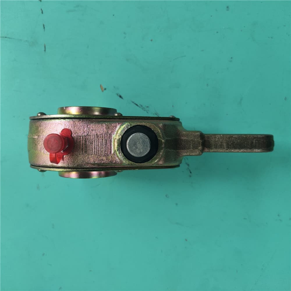 Clearance adjusting arm assembly
