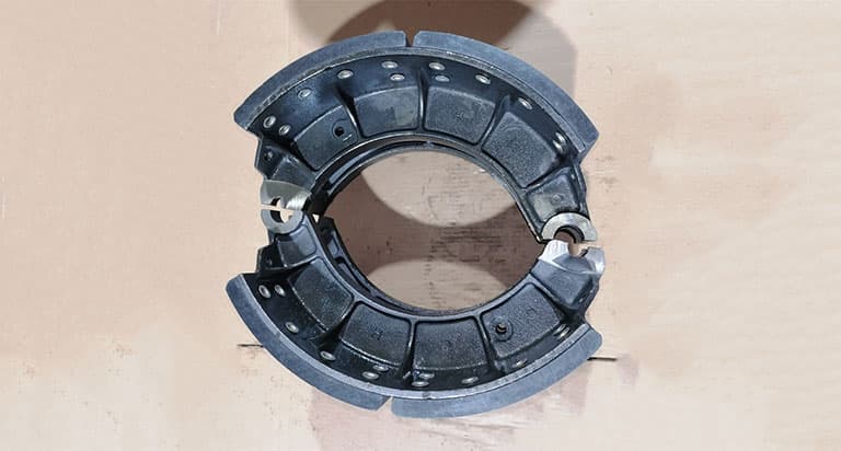 Brake shoe assembly with yellow rivets