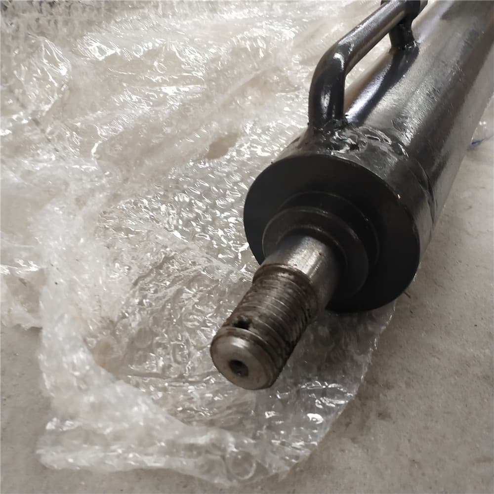 Blade removal hydraulic cylinder