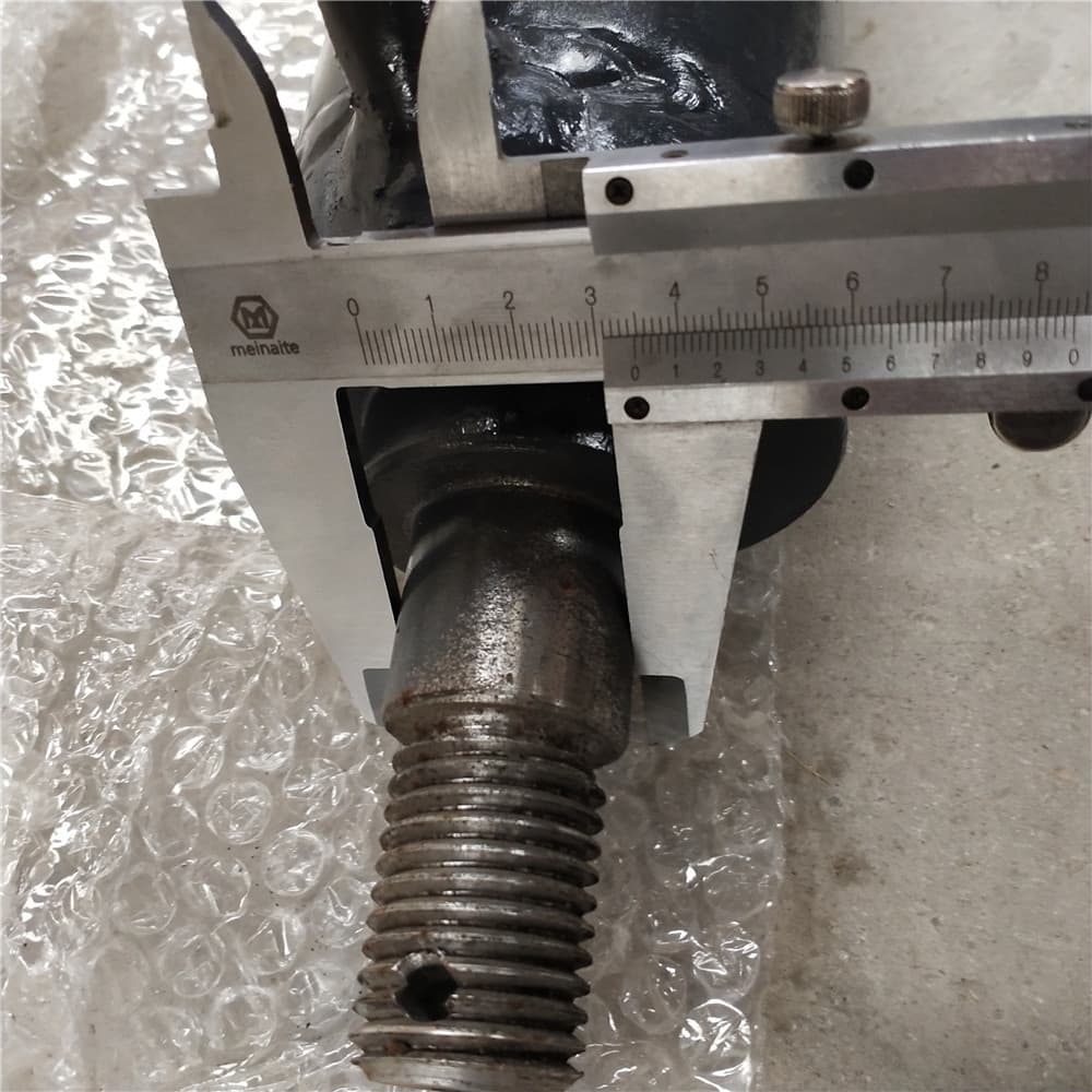 Blade removal hydraulic cylinder