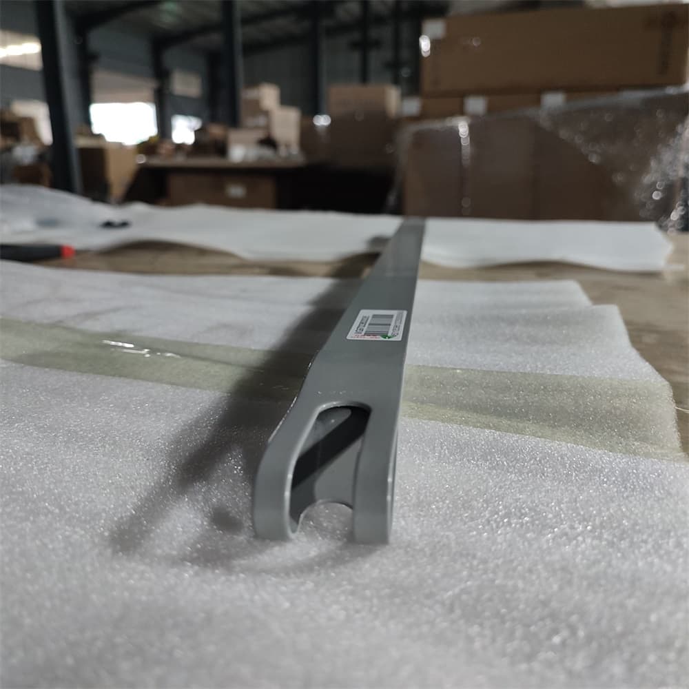 Air reservoir strap assembly
