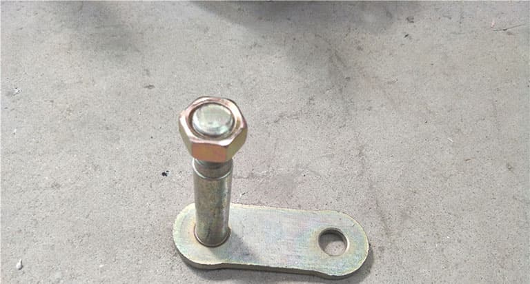 Front bow lifting lugs