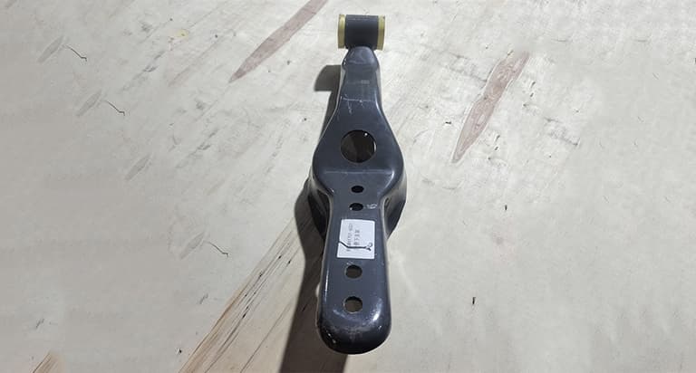 Cab rear suspension lower bracket assembly