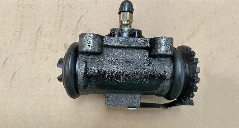 Правый нижний тормоз Slave Cylinder Assy
