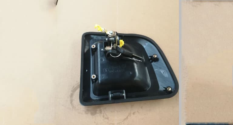 door handle with lock element