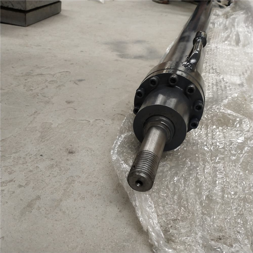 Blade removal hydraulic cylinder