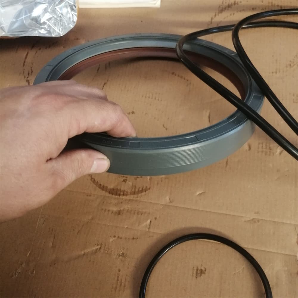 Combined oil seal nave
