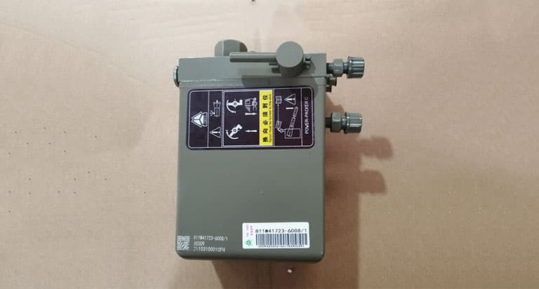 Quick Plug Electric oil pump right