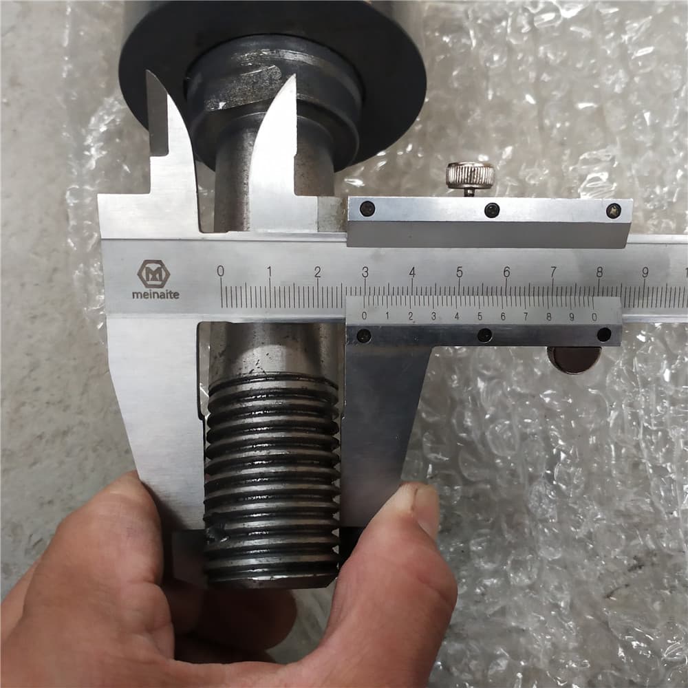 Blade removal hydraulic cylinder