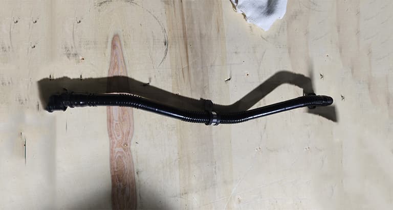 Oil return pipe