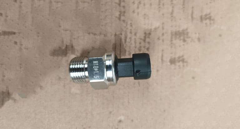 Electronic oil pressure sensor