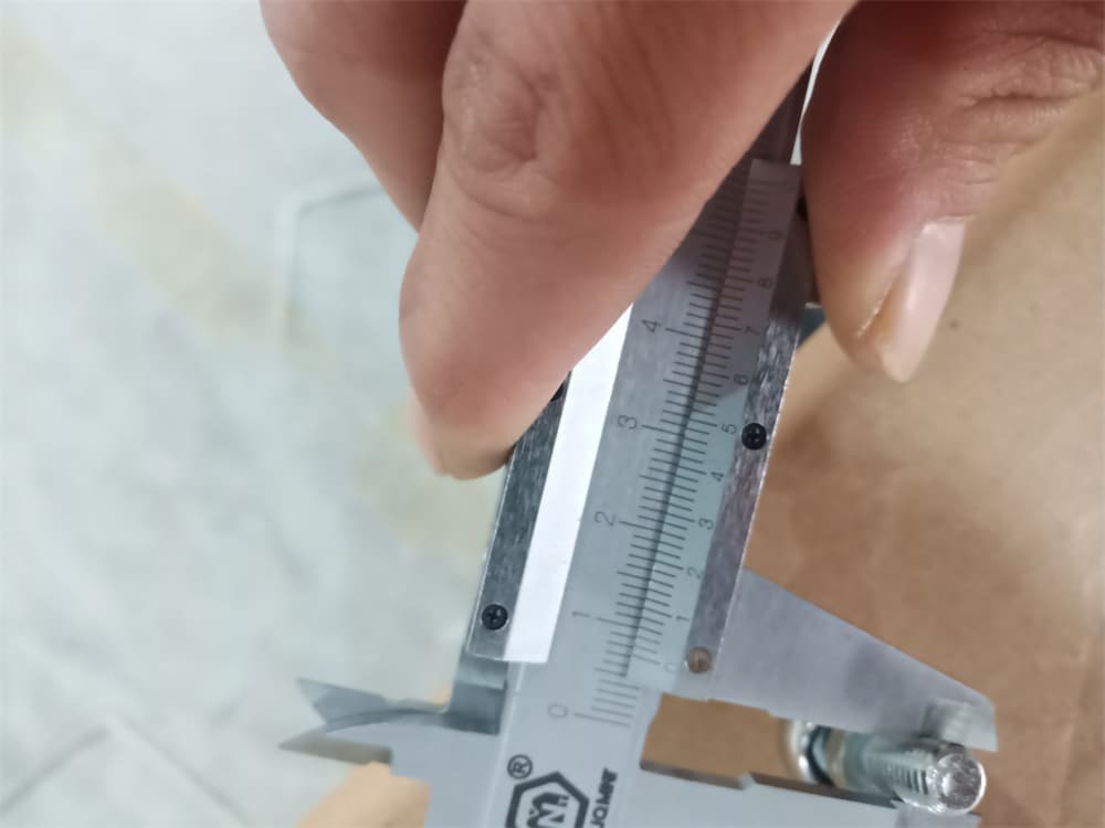 Gas spring support bolt