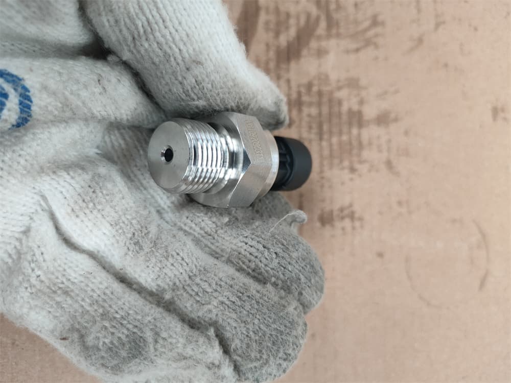 Electronic oil pressure sensor