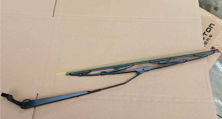 Wiper blade assembly for left wiper arm